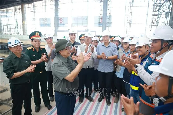 Thủ tướng Phạm Minh Chính đôn đốc, động viên các đơn vị thi công dự án Cảng hàng không quốc tế Long Thành (Đồng Nai). Ảnh: TTXVN