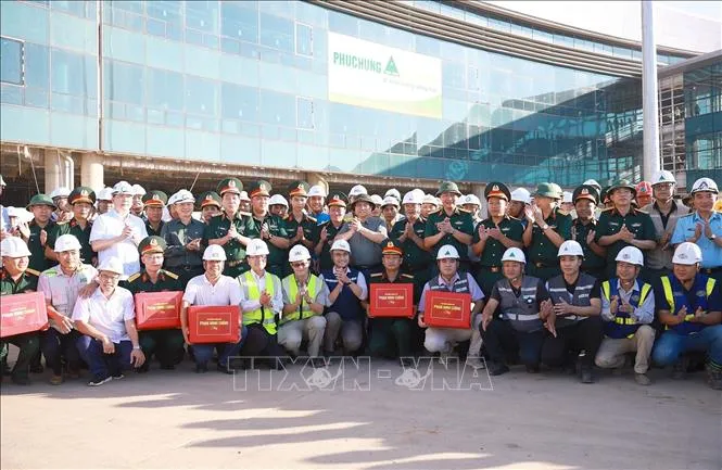 Thủ tướng Phạm Minh Chính tặng quà, động viên các đơn vị thi công dự án Cảng hàng không quốc tế Long Thành (Đồng Nai). Ảnh: TTXVN