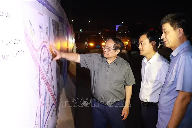 Thủ tướng Phạm Minh Chính kiểm tra các tuyến đường kết nối với Cảng hàng không quốc tế Long Thành. Ảnh: TTXVN