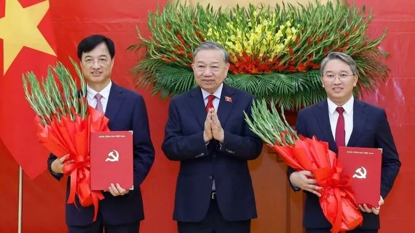 Tổng Bí thư, Chủ tịch nước Tô Lâm trao Quyết định của Bộ Chính trị và tặng hoa chúc mừng Trưởng Ban Tổ chức Trung ương Nguyễn Duy Ngọc, Chánh Văn phòng Trung ương Đảng Nguyễn Hải Ninh. Ảnh: TTXVN 