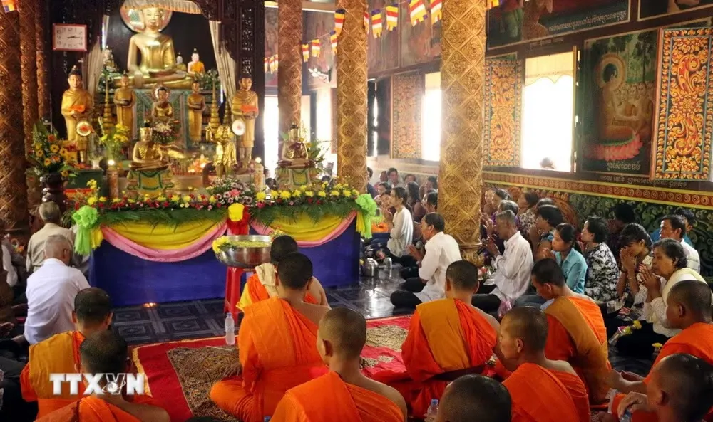 Sư sãi và bà con Phật tử Khmer tụng kinh trước khi làm Nghi lễ tắm Phật trong Tết Chôl Chnăm Thmây của đồng bào Khmer ở Sóc Trăng. Ảnh: TTXVN