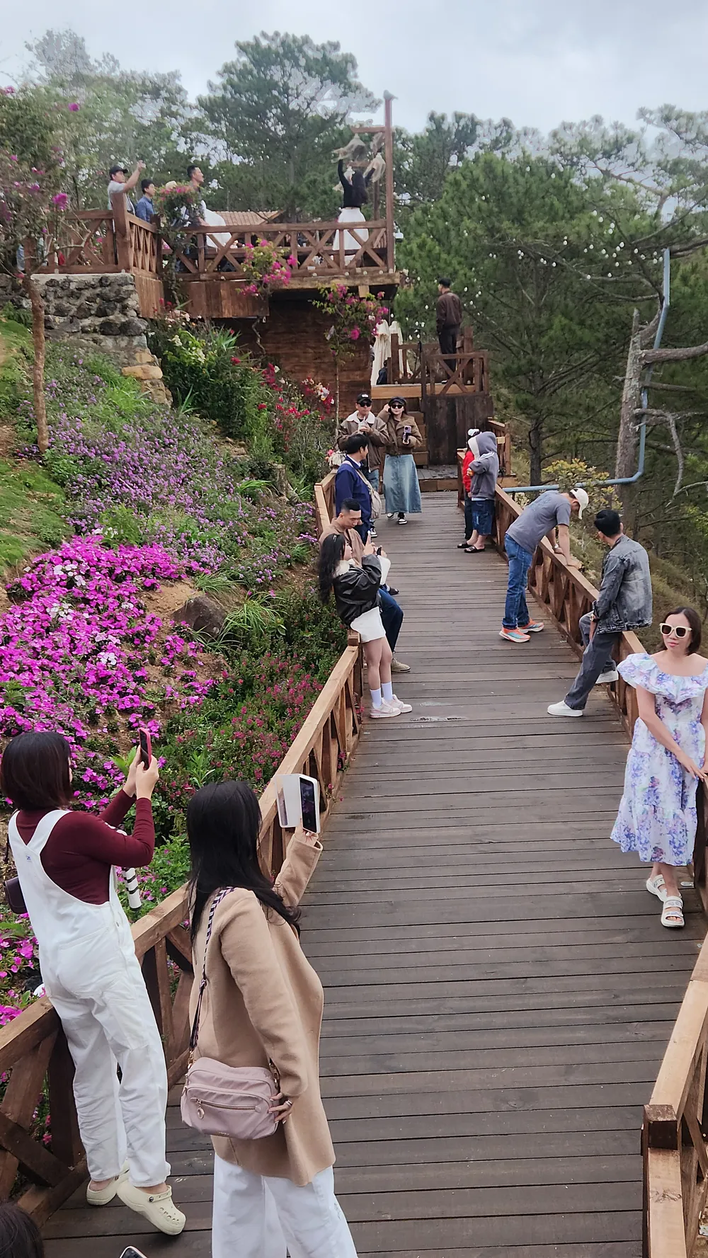 Cà phê Miền Du Mục thu hút khách trẻ tuổi.jpg