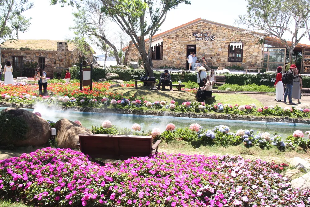 Không gian hoa hòa quyện với kiến trúc biệt thự đá ở điểm dừng chân Trạm Ký ức.JPG