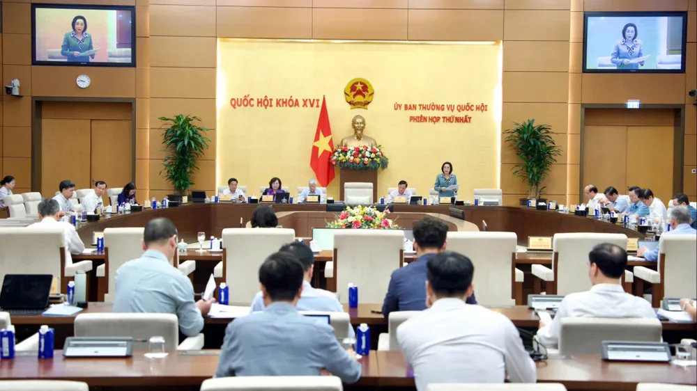  Quang cảnh phiên họp thứ nhất của UBTVQH 