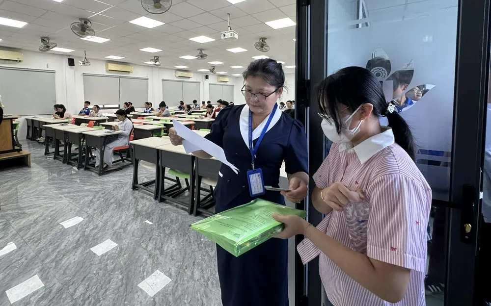 Cán bộ kiểm tra thông tin thí sinh vào phòng thi ĐGNL đợt 1 do ĐHQG TPHCM tổ chức năm 2026.jpg