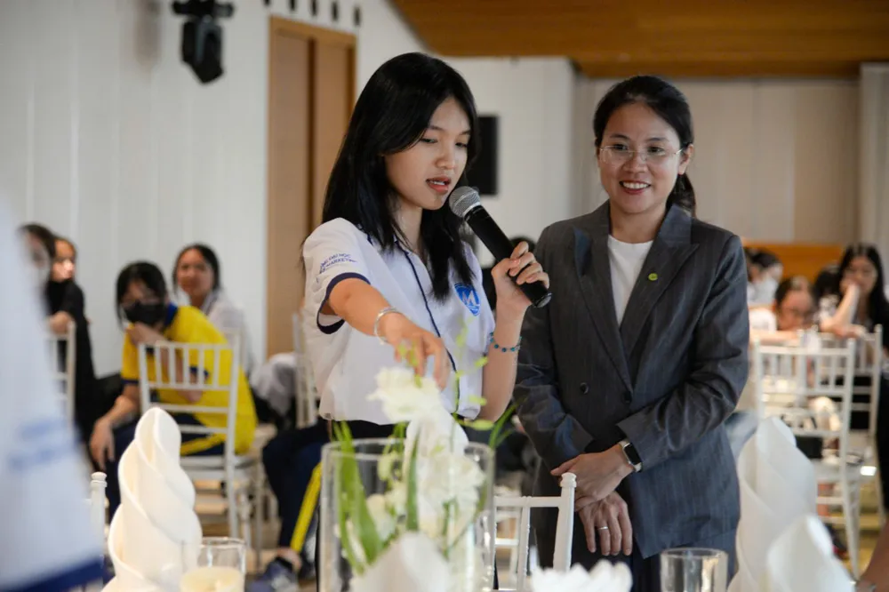 Sinh viên ngành Nhà hàng khách sạn Trường ĐH Tài chính Marketing TPHCM trong giờ học thực hành.jpg