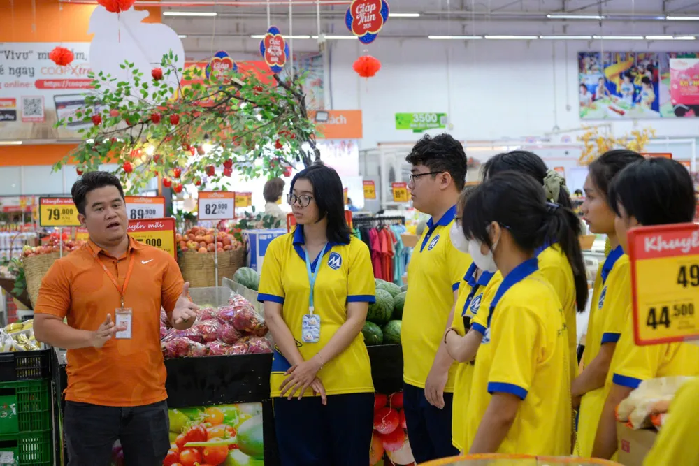 Sinh viên Trường ĐH Tài chính Marketing TPHCM học thực tế tại doanh nghiệp.jpg