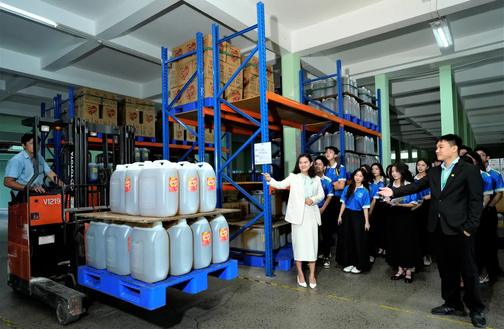 Sinh viên Trường ĐH Văn Hiến học thực hành tại doanh nghiệp.jpg