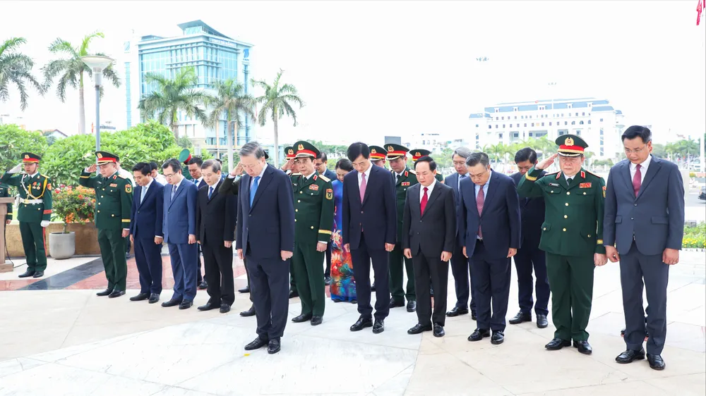 Tổng Bí thư, Chủ tịch nước Tô Lâm cùng đoàn công tác Trung ương dành phút mặc niệm tưởng nhớ các Anh hùng liệt sĩ