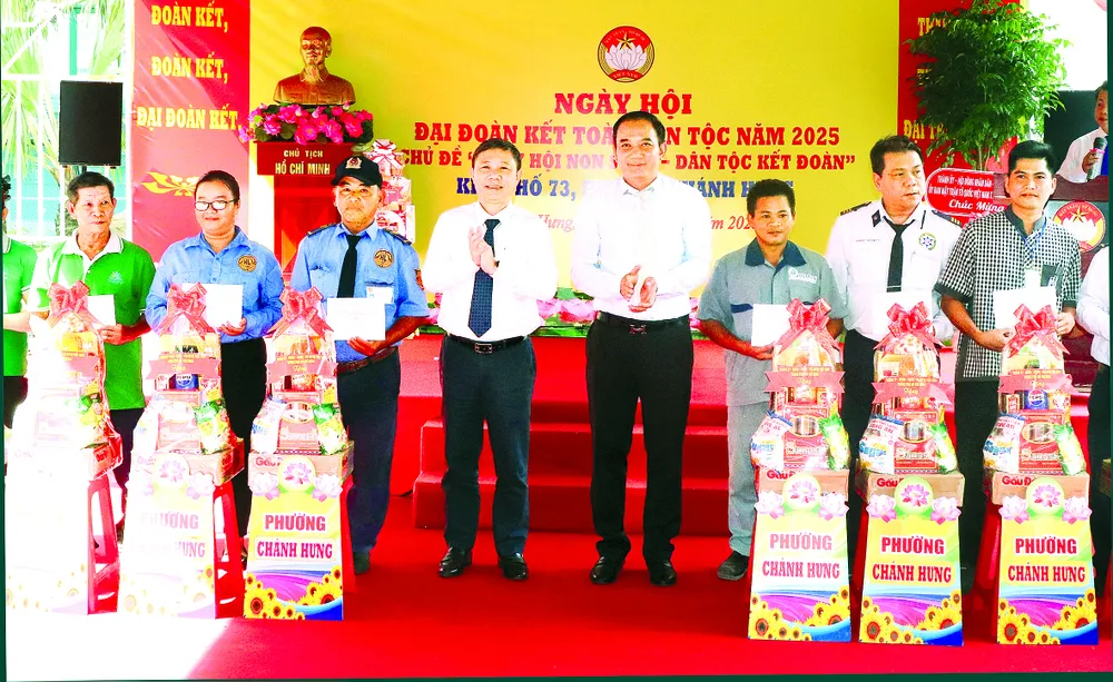 Đồng chí Dương Anh Đức tặng quà của Thành ủy – HĐND – UBND - Ủy ban MTTQ Việt Nam TPHCM đến các hộ có hoàn cảnh khó khăn ở khu phố 73 (phường Chánh Hưng). Ảnh Thái Phương.JPG