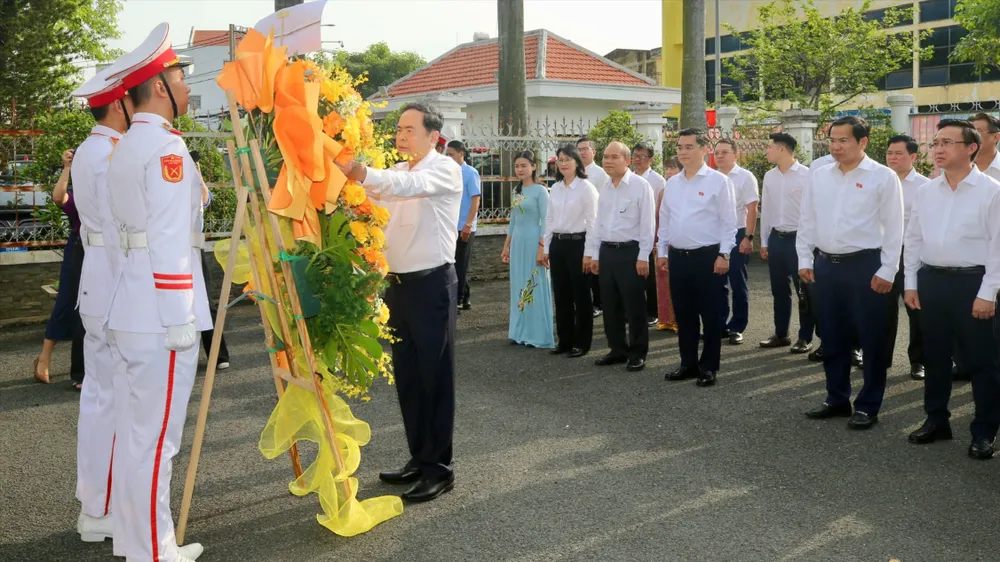 Chủ tịch Quốc hội Trần Thanh Mẫn cùng các đại biểu dâng hoa, dâng hương. Ảnh: DŨNG PHƯƠNG