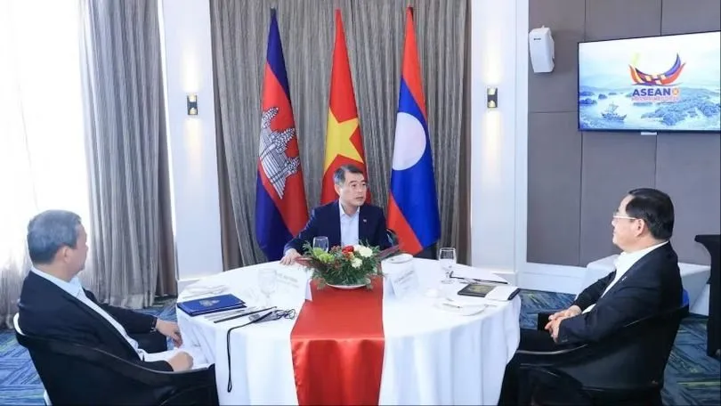 Thủ tướng Lê Minh Hưng cùng Thủ tướng Campuchia Hun Manet và Thủ tướng Lào Sonexay Siphandone. Ảnh: TTXVN