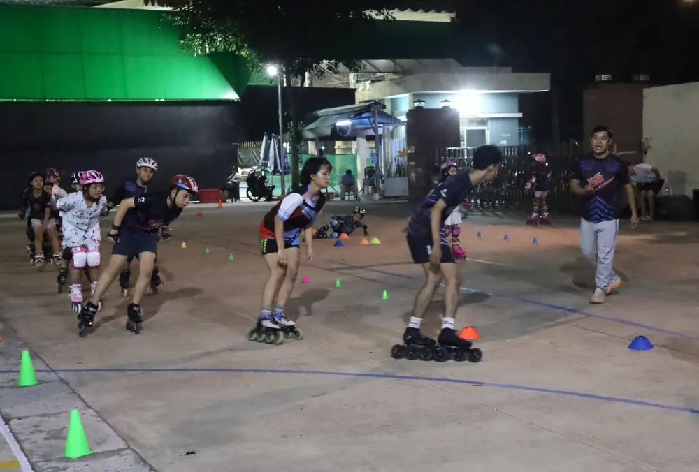 Các thành viên CLB Patin phường Chánh Hưng tập luyện. ẢNH: THƯ NGUYỄN
