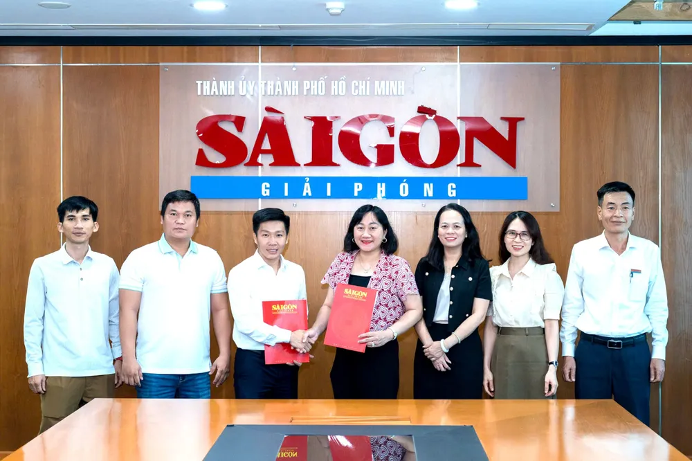 Phó Tổng Biên tập Báo SGGP Bùi Thị Hồng Sương và Giám đốc Công ty Toshiko Hà Thế Nhân trao Biên bản ghi nhớ phối hợp triển khai các chương trình xã hội – từ thiện 