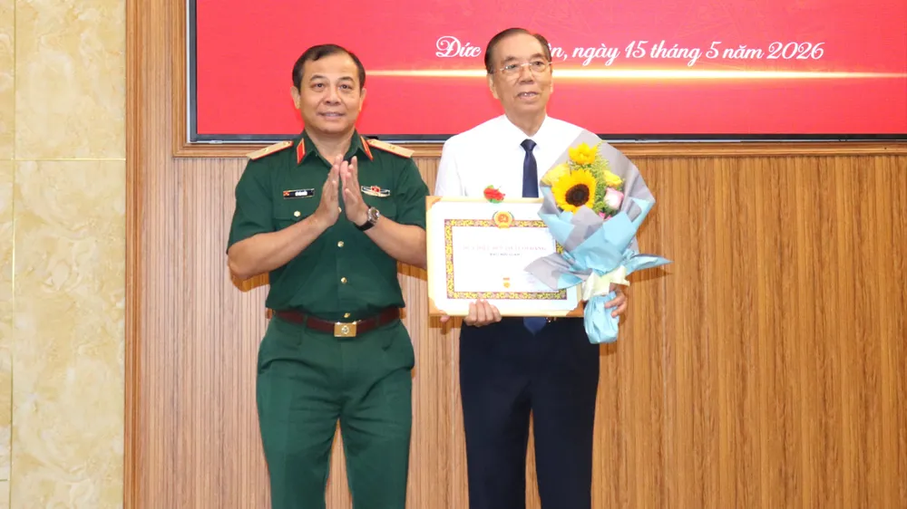 Thiếu tướng Vũ Văn Điền trao Huy hiệu Đảng đến đảng viên phường Đức Nhuận