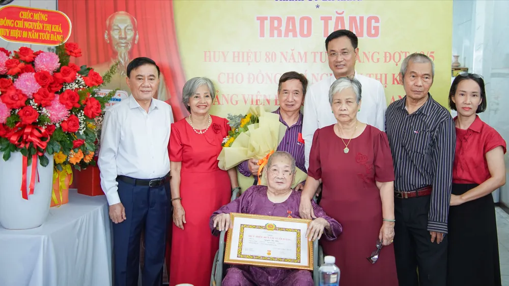 Thường trực Ban Bí thư Trần Cẩm Tú và Bí thư Thành ủy Đà Nẵng Lê Ngọc Quang trao Huy hiệu 80 năm tuổi Đảng cho đảng viên Nguyễn Thị Khá