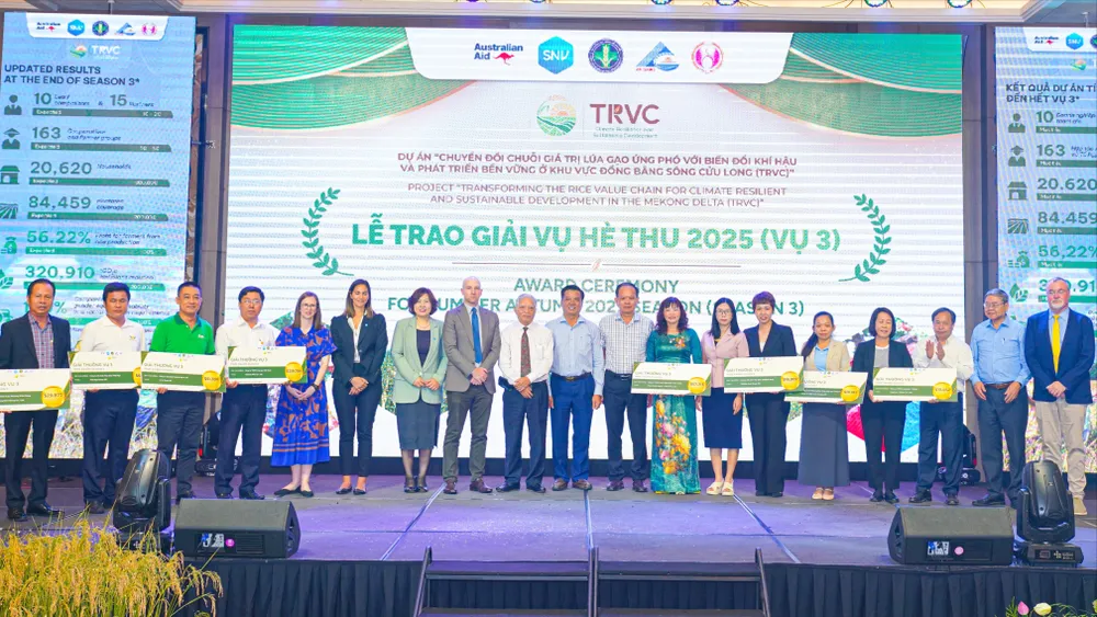Ban Tổ chức trao giải cho 10 đơn vị, doanh nghiệp tiêu biểu trong sản xuất lúa giảm phát thải