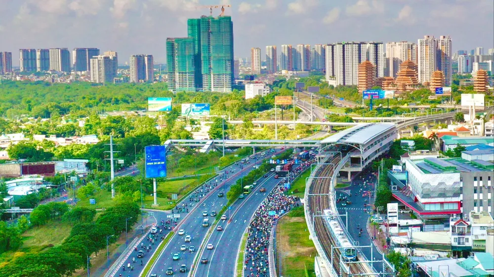 Tuyến Metro số 1 (Bến Thành - Suối Tiên) chạy dọc đường Võ Nguyên Giáp, phường An Khánh, góp phần tạo động lực phát triển TPHCM. Ảnh: HOÀNG HÙNG 