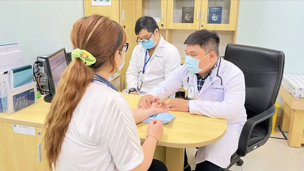 Bác sĩ Bệnh viện Đại học Y Dược TPHCM thăm khám cho người bệnh