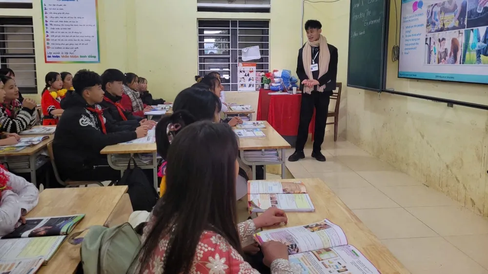 Thầy và trò trường Trường Phổ thông dân tộc bán trú THCS Lũng Chinh, xã Sủng Máng, tỉnh Tuyên Quang: Ảnh: PHAN THẢO 