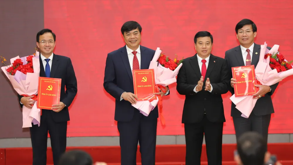 Bí thư Tỉnh uỷ Lâm Đồng Y Thanh Hà Niê Kđăm trao quyết định cán bộ. Ảnh: ĐOÀN KIÊN