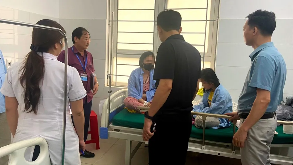 Cơ quan y tế Nghệ An động viên, thăm hỏi, kiểm tra sức khỏe các bệnh nhân bị ngộ độc thực phẩm