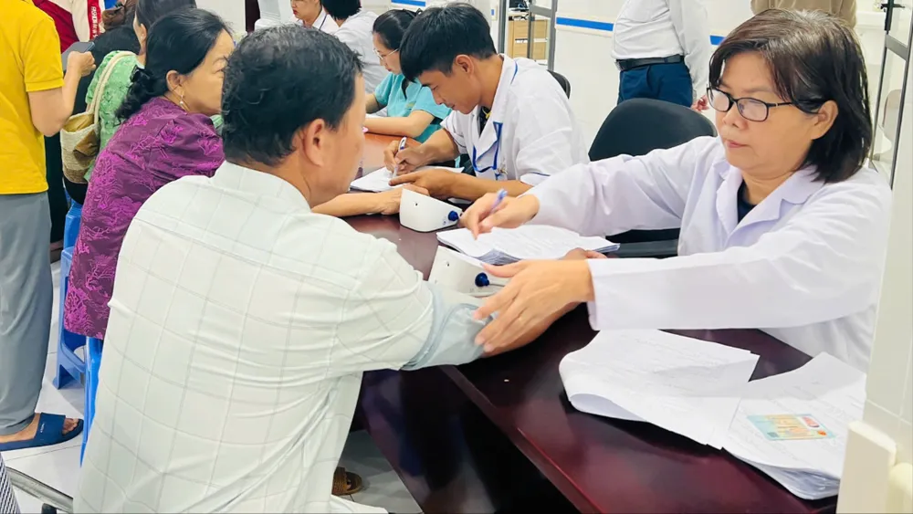 Người dân Côn Đảo được khám và lập hồ sơ sức khỏe điện tử