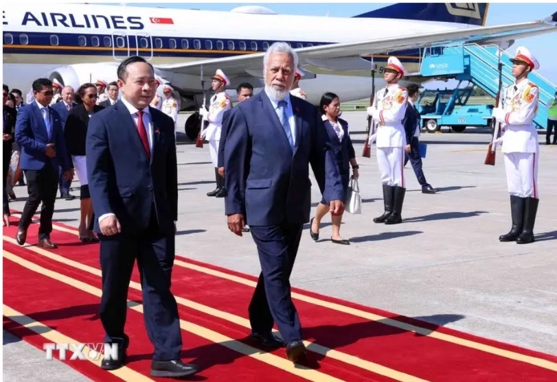 Thủ tướng Timor Leste Kay Rala Xanana Gusmão đến sân bay quốc tế Nội Bài (Hà Nội), bắt đầu thăm chính thức Việt Nam và tham dự Diễn đàn Tương lai ASEAN lần thứ ba. Ảnh: TTXVN 
