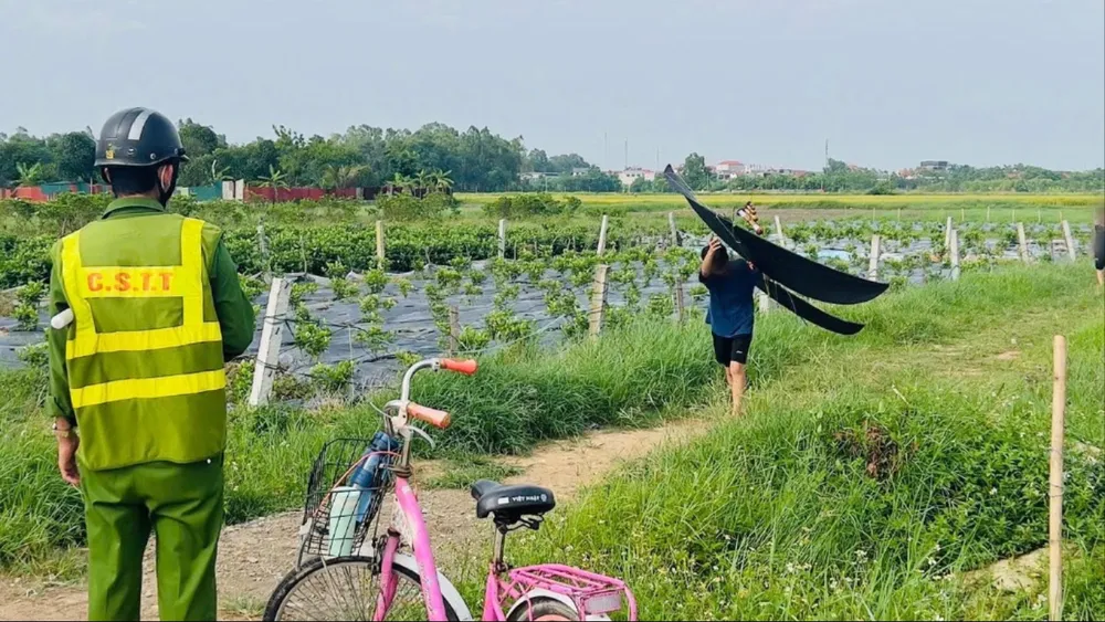 Lực lượng chức năng kiểm tra hiện trường khu vực thả diều gần sân bay Nội Bài. Ảnh: Cảng hàng không Quốc tế Nội Bài cung cấp
