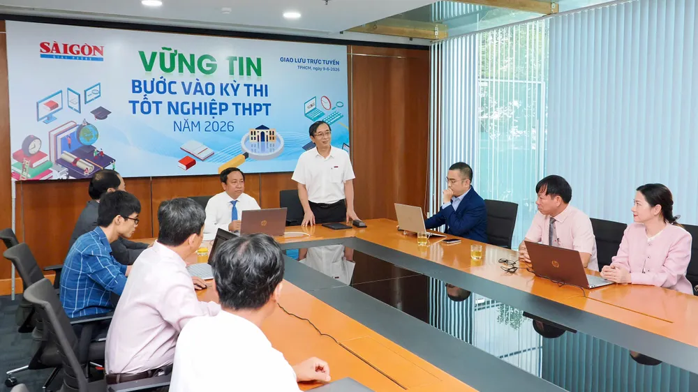 Các chuyên gia hướng nghiệp - tuyển sinh tham gia tư vấn cho thí sinh tại buổi giao lưu trực tuyến do Báo Sài Gòn Giải Phóng tổ chức, sáng 9-6. Ảnh: HOÀNG HÙNG