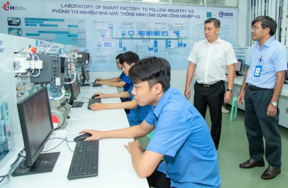 Sinh viên học thực hành tại Phòng thí nghiệm 4.0 Trường ĐH Công nghiệp TPHCM.jpg