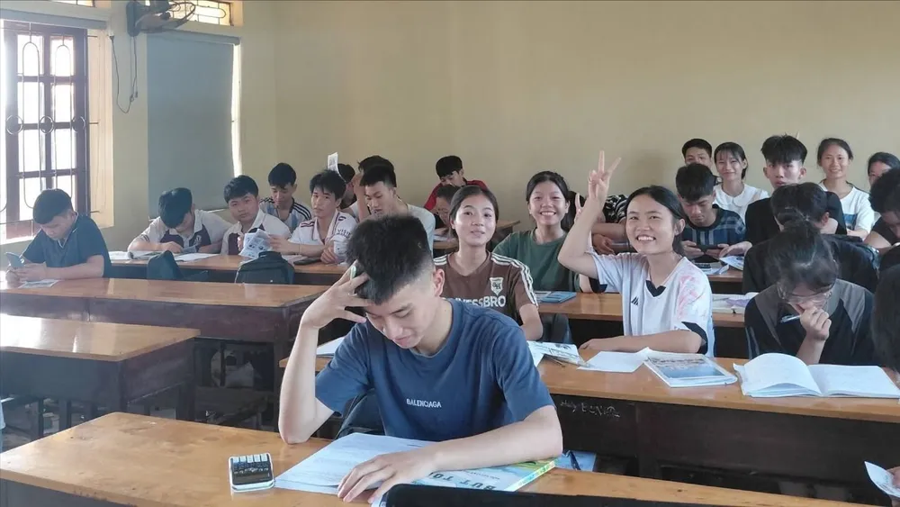 Học sinh lớp 12 Trường THPT Quỳnh Lưu 2, Nghệ An ôn tập cho kỳ thi tốt nghiệp THPT 2026. Ảnh: HƯƠNG NGUYỄN