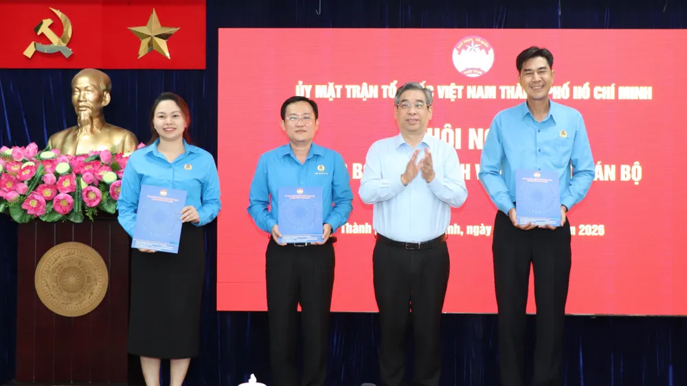 Đồng chí Nguyễn Phước Lộc trao quyết định bổ nhiệm các chức danh lãnh đạo Trung tâm Tư vấn và Hỗ trợ người lao động Công đoàn TPHCM. Ảnh: ANH HOÀNG