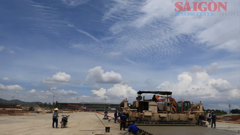 Công nhân thi công đường lăn tại sân bay Liên Khương