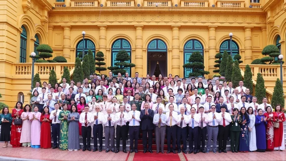 Tổng Bí thư, Chủ tịch nước Tô Lâm chụp ảnh cùng các nhà báo tiêu biểu. Ảnh: TTXVN 