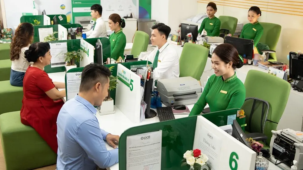 Khách hàng giao dịch tại một ngân hàng thương mại ở TPHCM. ẢNH: MINH HUY