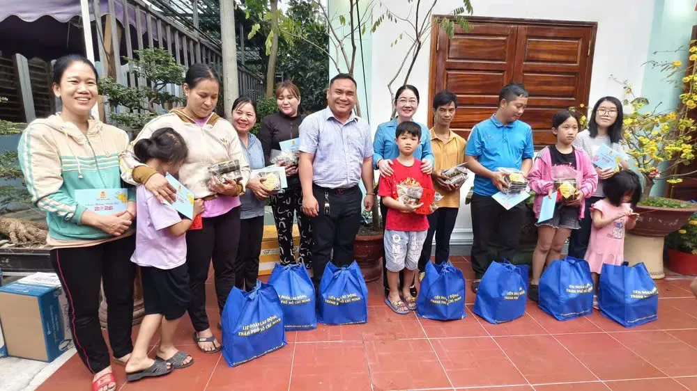 Liên đoàn Lao động TPHCM phối hợp doanh nghiệp, địa phương tặng quà công nhân ở một nhà trọ thuộc phường Phú Lợi