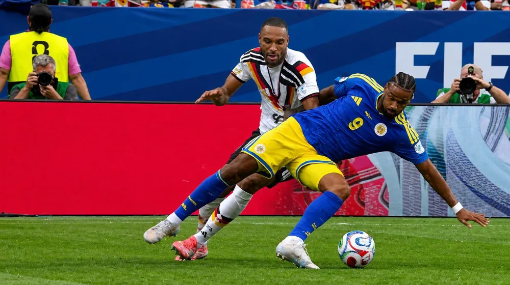 Các cầu thủ Curacao (phải) thi đấu kiên cường trước các đối thủ ở World Cup 2026