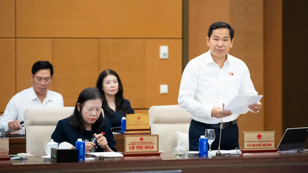 Tổng Thư ký Quốc hội, Chủ nhiệm Văn phòng Quốc hội Lê Quang Mạnh trình bày về việc chuẩn bị cho kỳ họp không thường lệ thứ nhất, Quốc hội khóa XVI. Ảnh: VIẾT CHUNG