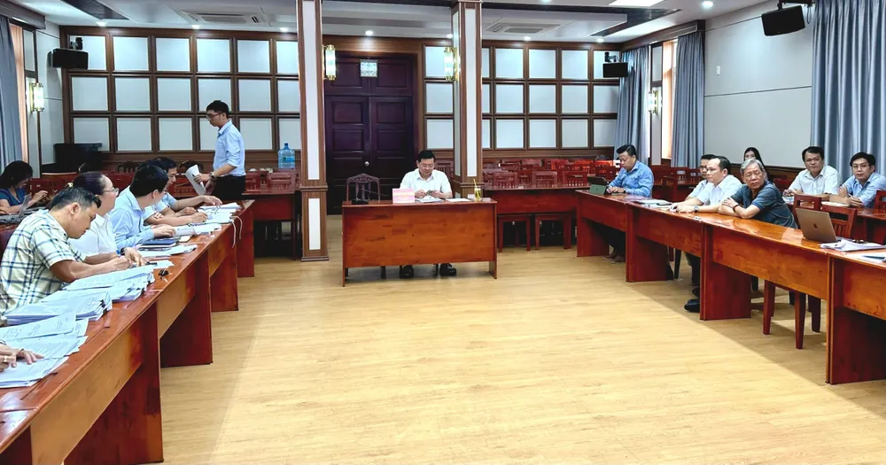 Buổi làm việc gỡ vướng cấp sổ hồng của Tổ công tác 1645. Ảnh: THANH HIỀN