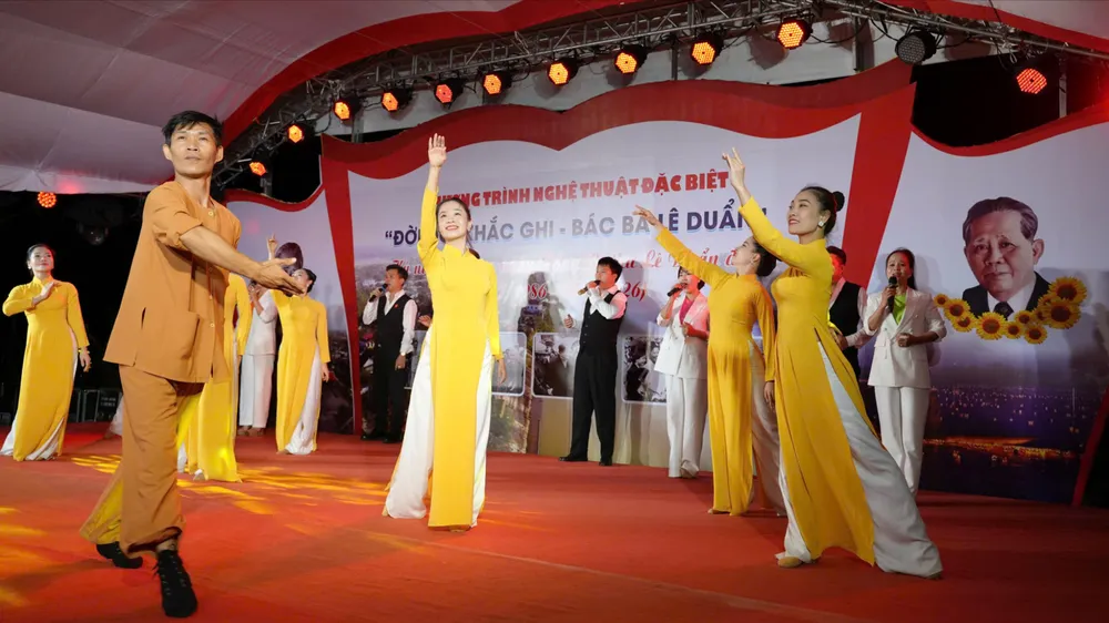 Một tiết mục trong chương trình nghệ thuật đặc biệt “Đời đời khắc ghi - Bác Ba Lê Duẩn”. ẢNH: VĂN THẮNG