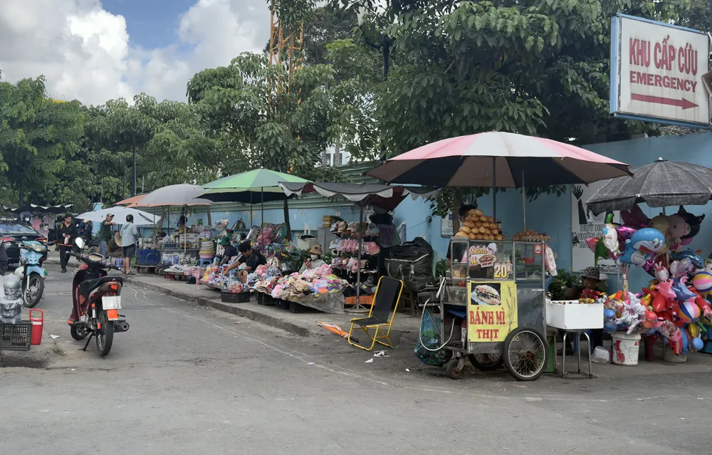Hàng rong trước cổng Bệnh viện Nhi đồng 1 TPHCM. Ảnh: Kim Huyền