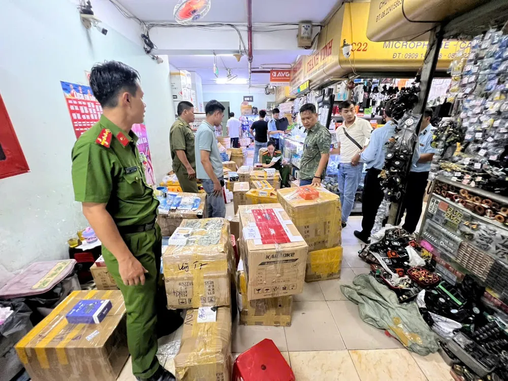 Lực lượng chức năng kiểm tra một cửa hàng kinh doanh các sản phẩm không rõ nguồn gốc trên địa bàn TPHCM. Ảnh: HỒNG VIỆT