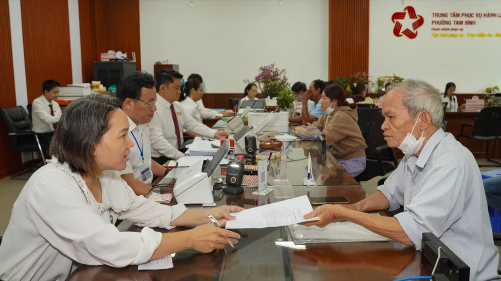 Cán bộ Trung tâm Phục vụ hành chính công phường Tam Bình, TPHCM giải quyết thủ tục cho người dân. ẢNH: LÊ THOA