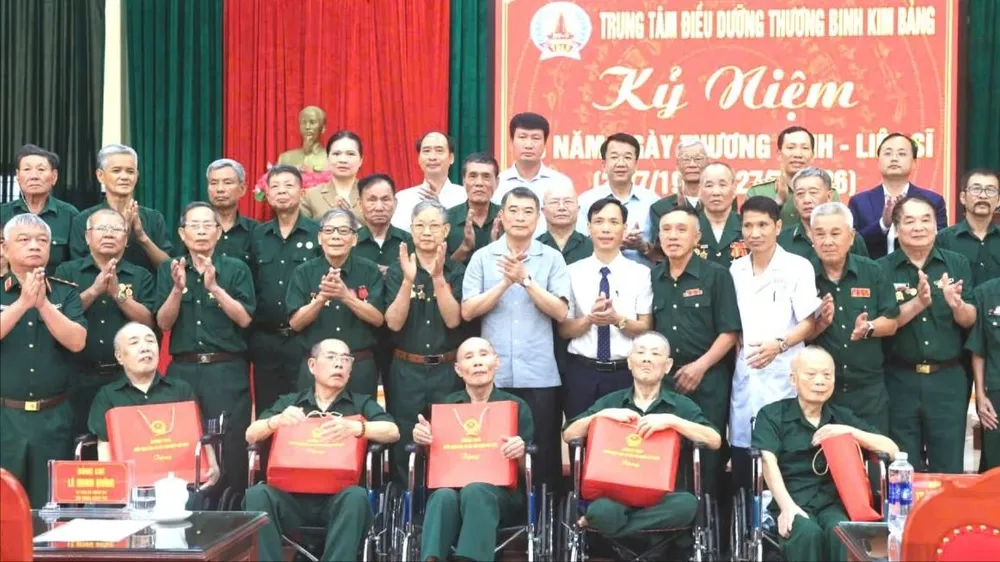 Thủ tướng Lê Minh Hưng thăm, tặng quà các thương binh, bệnh binh tại Trung tâm Điều dưỡng thương binh Kim Bảng, tỉnh Ninh Bình. Ảnh: VIẾT CHUNG