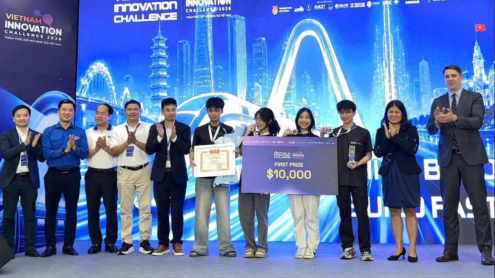 Đội L-GPT 6.7 được trao giải nhất với dự án cập nhật các quy định pháp luật mới nhất bằng công cụ AI. Ảnh: HÀ NGUYỄN