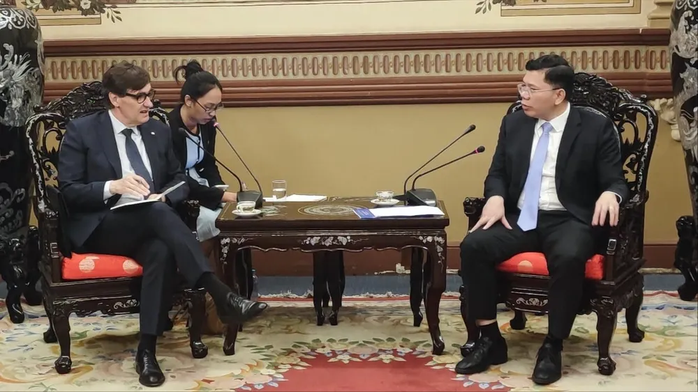 Phó Chủ tịch UBND TPHCM Hoàng Nguyên Dinh tiếp Chủ tịch chính quyền vùng Catalonia Salvador Illa i Roca. Ảnh: VIỆT ANH