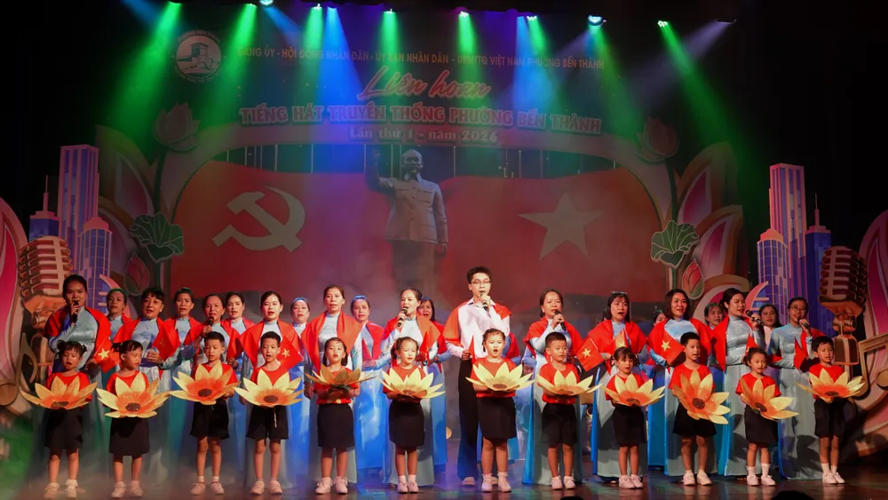 Đơn vị Trường Mầm non Bến Thành biểu diễn tiết mục hợp ca "Giai điệu tự hào". Ảnh: THÚY BÌNH 