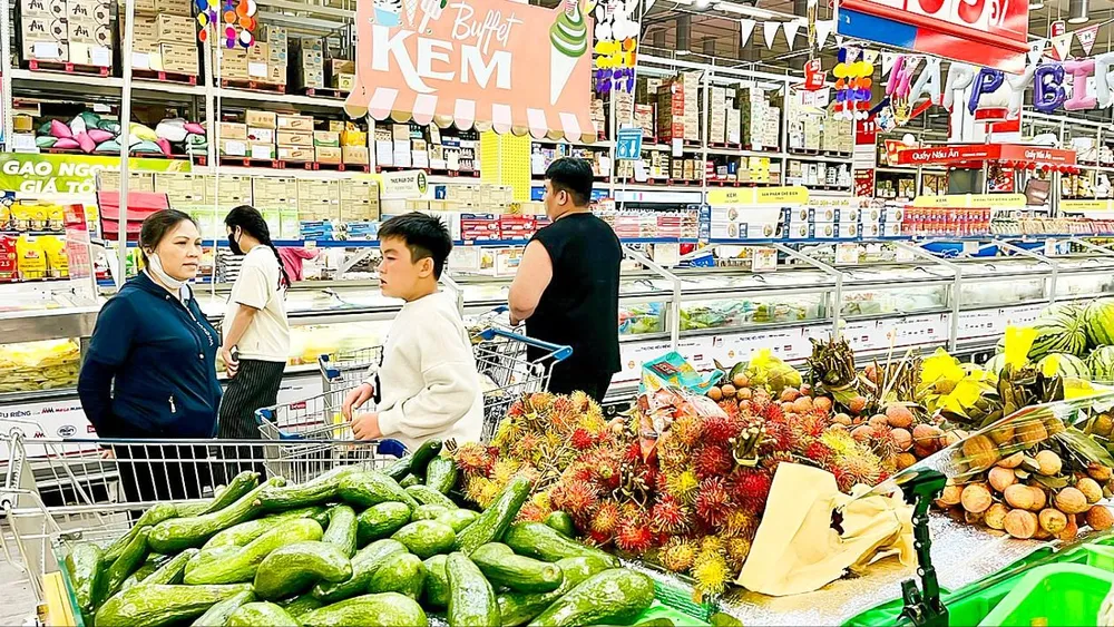 Trái cây, rau quả bày bán giảm giá tại MM Mega Market. Ảnh: THI HỒNG