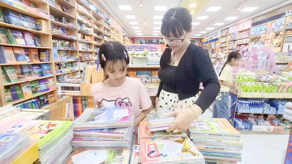 Chị Nguyễn Thị Thúy Duy, phường An Xuyên (tỉnh Cà Mau) tìm mua sách giáo khoa cho con nhưng không đủ bộ. Ảnh: TẤN THÁI